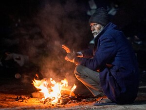 देश भर में कड़ाके की सर्दी से बुरा हाल है. मौसम विभाग ने बताया कि आने वाले हफ्ते में सुधार की संभावना नहीं है. (फोटो-पीटीआई) 