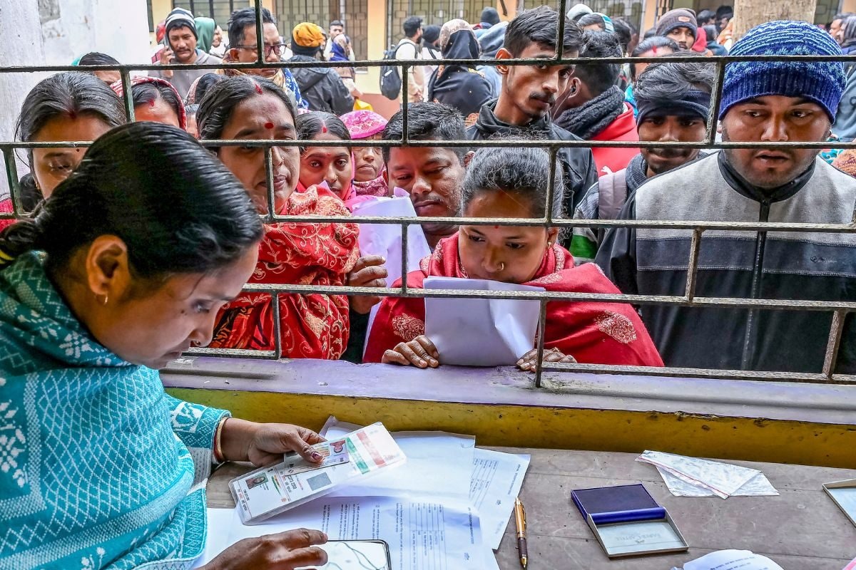 बंगाल से बाहर हैं तो सुनवाई में छूट SIR पर चुनाव आयोग का बड़ा फैसला छात्रों-मरीजों कर्मचार‍ियों को राहत