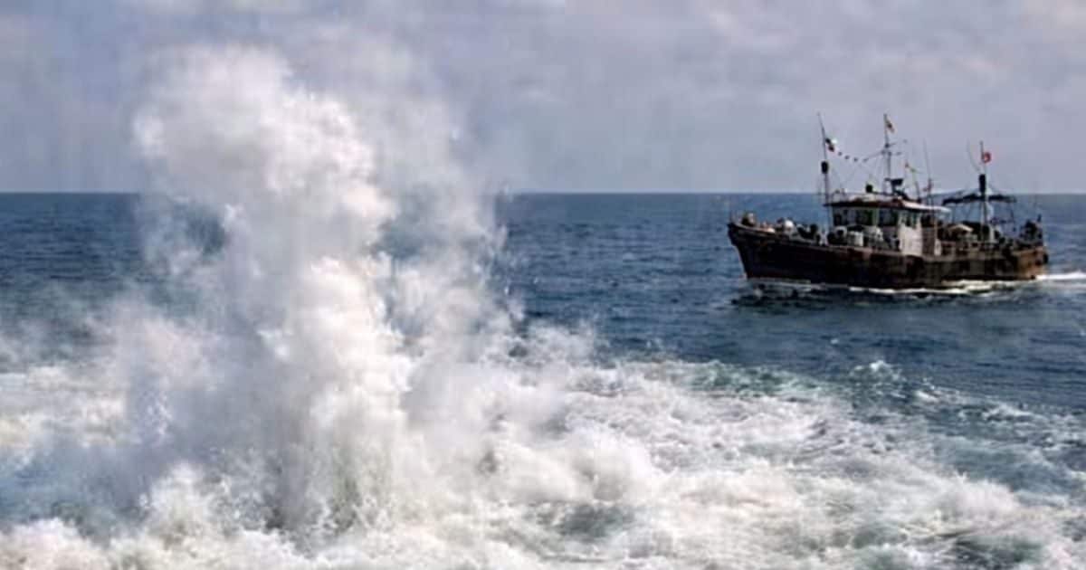 गुजरात में समंदर किनारे क्यों खौल रहा पानी, अंदर क्या चल रहा है? आप भी देख लें वीडियो