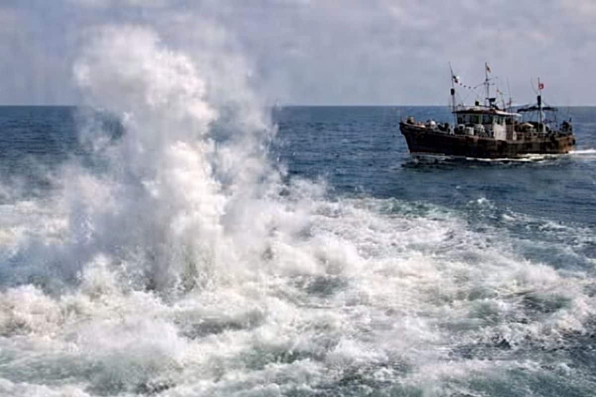 गुजरात में समंदर किनारे क्यों खौल रहा पानी अंदर क्या चल रहा है आप भी देख लें वीडियो