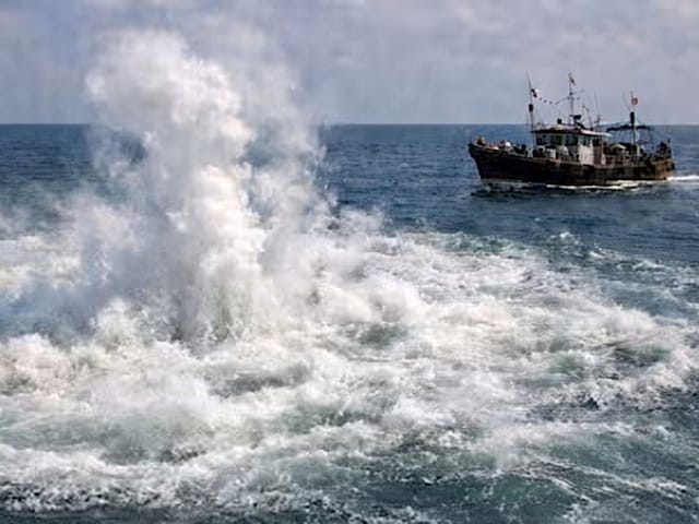 गुजरात में समंदर किनारे क्यों खौल रहा पानी, अंदर क्या चल रहा है?