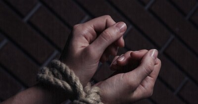 महिला ने लड़की को अपने घर में कैद कर लिया. (प्रतीकात्मक फोटो: Canva)