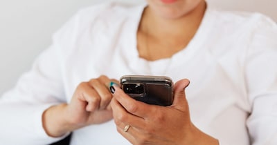 महिला ने सोशल मीडिया पर अपनी पेन फ्रेंड को खोज लिया. (प्रतीकात्मक फोटो: Canva)