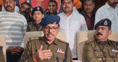 आरोपियों को पकड़ने के बाद ब्रीफिंग देते पुलिस अधिकारी