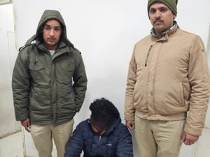 दिल्ली पुलिस ने वीडियो वायरल होने पर शख्स को गिरफ्तार किया.