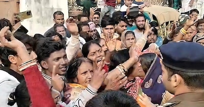 दरभंगा में सड़कों पर उतरे लोग.