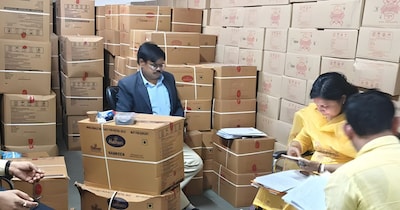 जुल्लागंज स्थित हल्दीराम स्टोरेज वेयरहाउस पर छापेमारी.