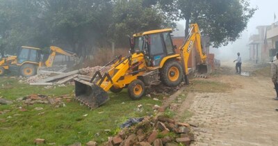 कानपुर में अवैध प्लॉटिंग पर चला बुलडोजर