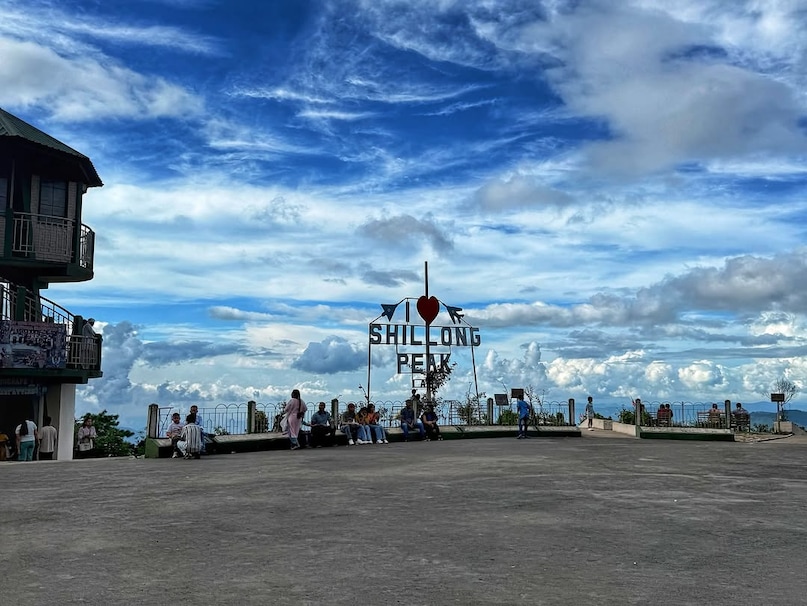 Stunning Landscapes and Hills: Rolling hills, misty valleys, and scenic viewpoints like Shillong Peak offer panoramic vistas. Meghalaya’s landscapes are perfect for trekking, photography, and experiencing tranquility far from urban chaos.