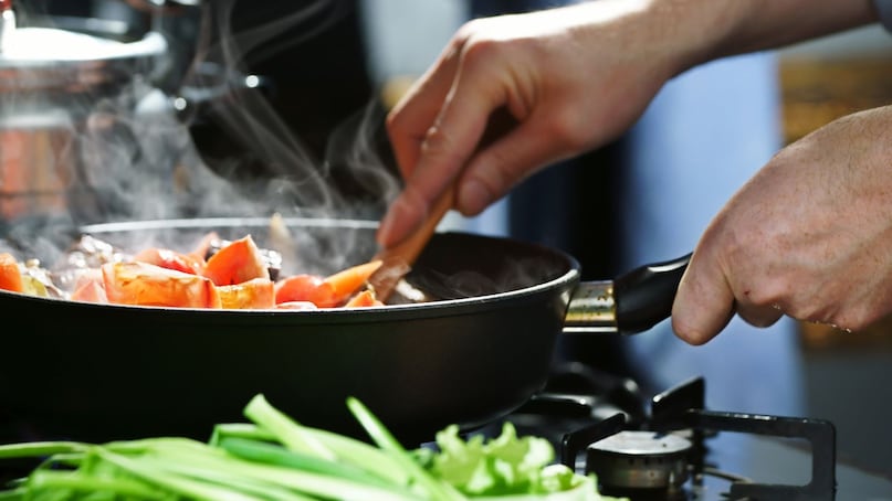 1. नॉन-स्टिक पॅन आणि कोटिंगची भांडी (Non-Stick Cookware)आजकाल प्रत्येक घरात नॉन-स्टिक तवा किंवा कढई असतेच. कमी तेलात जेवण बनवण्यासाठी ही भांडी सोयीची वाटतात. पण, या भांड्यांवर 'टेफ्लॉन' (Teflon) नावाचे कोटिंग असते. 