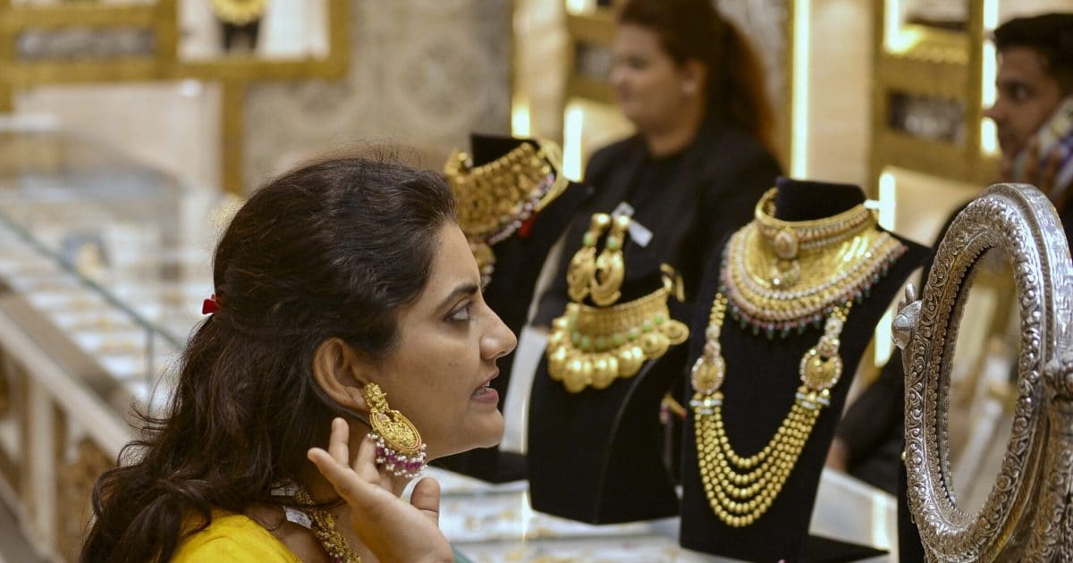 बजट के अगले दिन ही धड़ाम हुआ सोना-चांदी, 72500 रुपये गिर गए दाम, क्या खरीदने का है सुनहरा मौका