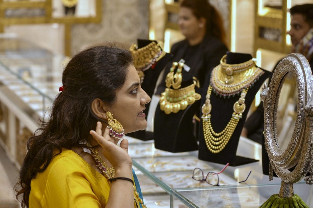 बजट के अगले दिन ही धड़ाम हुआ सोना-चांदी 72500 रुपये गिर गए दाम क्या खरीदने का है सुनहरा मौका