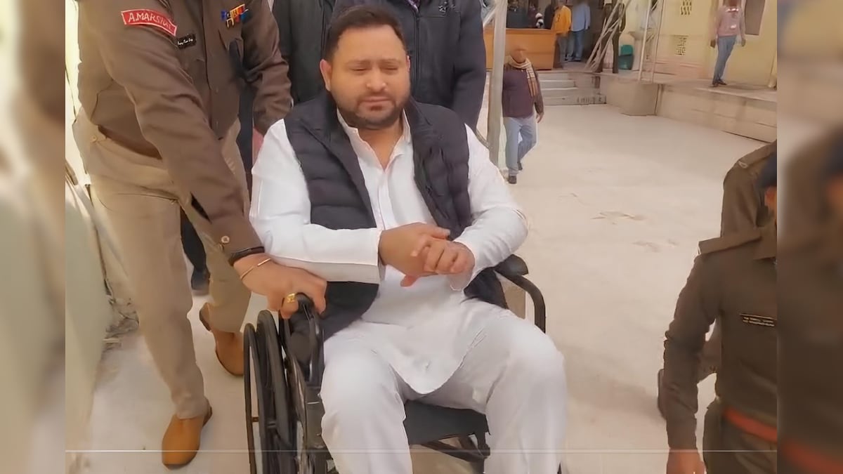 व्हीलचेयर पर विधानसभा पहुंचे तेजस्वी यादव व्हीलचेयर पर विधानसभा पहुंचे तेजस्वी यादव