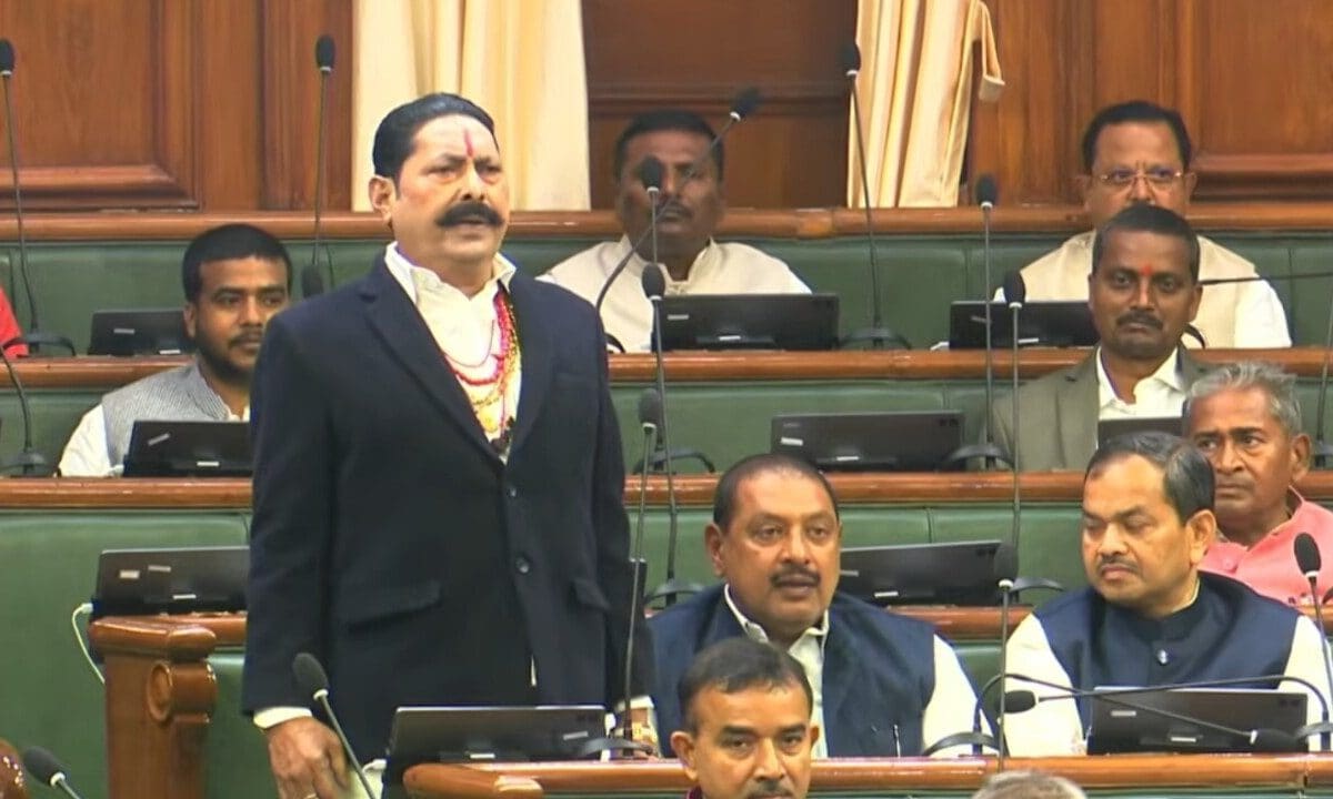 चेहरे पर मुस्कान, बेबाक अंदाज... अनंत सिंह ने ली शपथ, फिर नीतीश कुमार के छुए पैर, देखें VIDEO