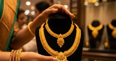 सोने और चांदी की कीमतों में आज बड़ी गिरावट दिख रही है.