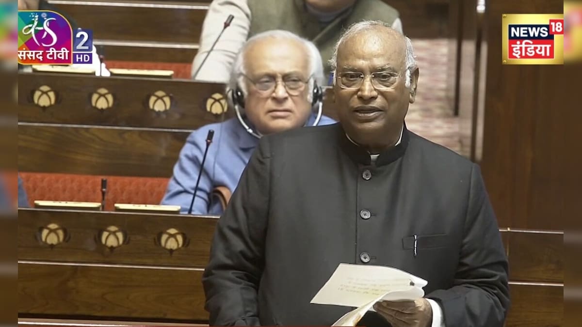 VIDEO: 'जीत ने अंधा कर दिया है तुम्हें, एक हार की जरूरत है', खरगे ने संसद में किसके लिए पढ़ा यह शेर?