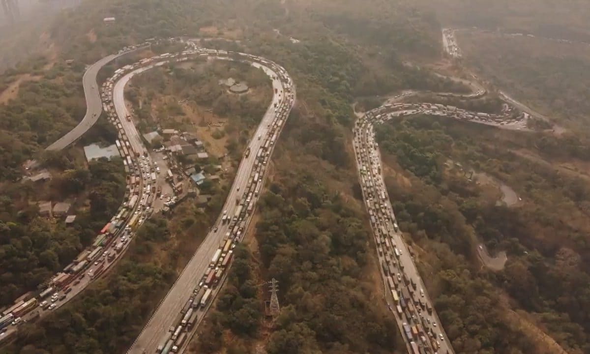 VIDEO: मुंबई-पुणे एक्सप्रेसवे पर जाम में हजारों गाड़ियां फंसी 20 घंटे बाद भी नहीं खुला रास्ता