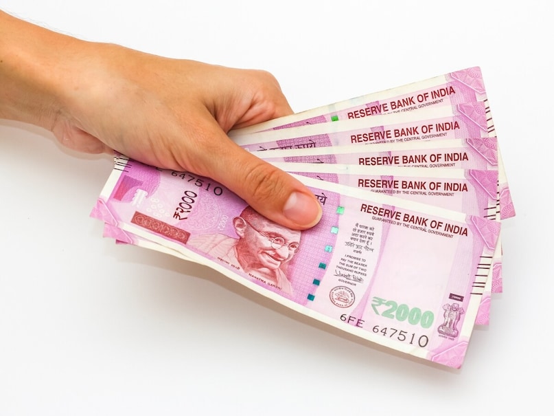 भारतीय रिज़र्व बैंक (RBI) ने कहा है कि प्रचलन में मौजूद 2,000 रुपये के नोटों में से 98.42% नोट वापस आ चुके हैं. एक बयान में, RBI ने कहा कि 2,000 रुपये के नोटों में से 98.42% नोट जमा या बदले जा चुके हैं. इसका मतलब है कि अब प्रचलन में बहुत कम संख्या में ही नोट बचे हैं. भारतीय रिज़र्व बैंक (RBI) ने कहा है कि प्रचलन में मौजूद 2,000 रुपये के नोटों में से 98.42% नोट वापस आ चुके हैं. एक बयान में, RBI ने कहा कि 2,000 रुपये के नोटों में से 98.42% नोट जमा या बदले जा चुके हैं. इसका मतलब है कि अब प्रचलन में बहुत कम संख्या में ही नोट बचे हैं.