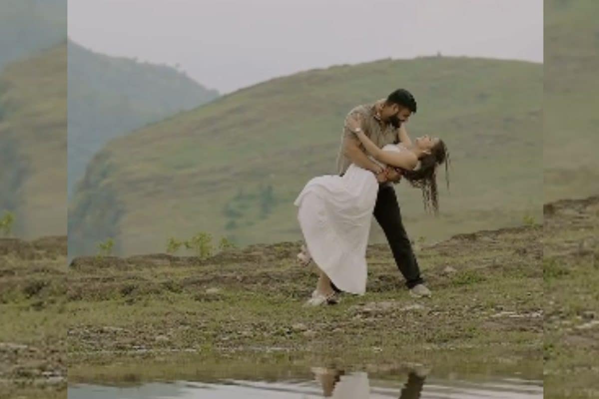 \'Piya O Re Piya\' गाने पर पहाड़ों के बीच कपल ने किया रोमंटिक डांस,वादियों का ये वीडियो वायरल!