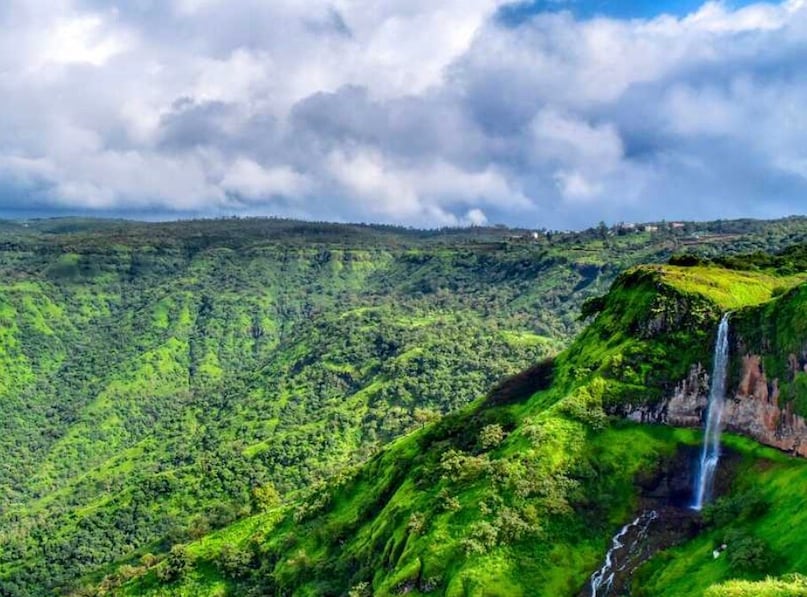 কিভাবে মহাবালেশ্বর পৌঁছাবেন?- বিমানপথে: নিকটতম বিমানবন্দর হল পুনে আন্তর্জাতিক বিমানবন্দর। সেখান থেকে ট্যাক্সি, বাস এবং ক্যাব সহজেই পাওয়া যায়। - ট্রেনে: কাছের স্টেশন সাতারা। এদিকে, অন্যান্য বিকল্পগুলির মধ্যে রয়েছে পুনে এবং ওয়াথার।