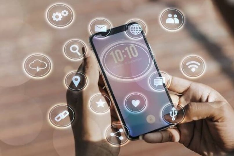 तुमच्या अँड्रॉइड फोनमध्ये डेव्हलपर ऑप्शनचा सेक्शन मिळतो. पण हे नाव वाचून वाटतं की, हा फक्त अँड्रॉइड डेव्हलपरसाठी आहे. हे काही अंशी खरेदी आहे. पण यामध्ये अशा अनेक सेटिंग्स आहेत. ज्या सामान्य यूझर्ससाठी खुप महत्त्वाच्या आहेत. तुम्ही ही सेटिंग योग्य प्रकारे सेट केली तर तुम्हाला एकदम स्मूद परफॉर्मेंस मिळेल. 