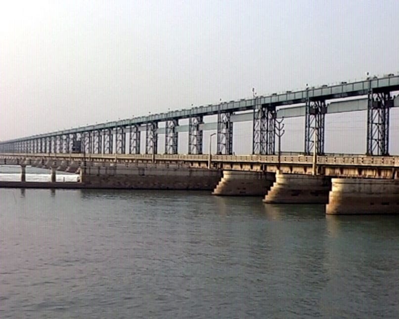 The river drains the Tibetan Plateau, the Himalayas, the Himalayan mid-hill belt, the Mahabharat Range, the Siwalik Hills and the Terai. The river drains the Tibetan Plateau, the Himalayas, the Himalayan mid-hill belt, the Mahabharat Range, the Siwalik Hills and the Terai.