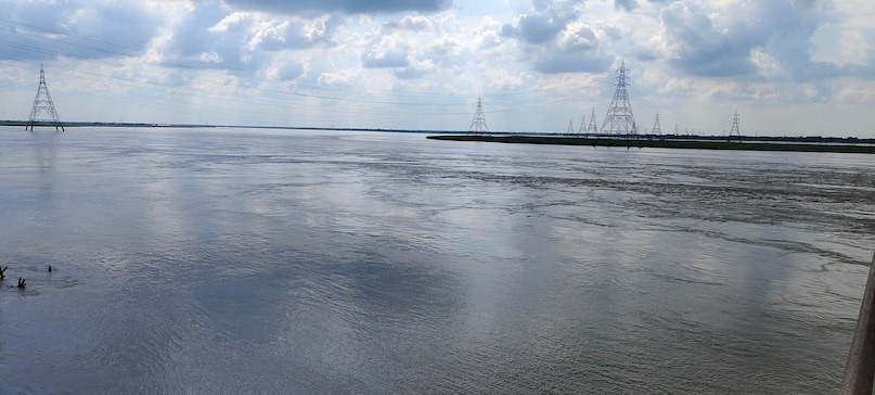 The Kosi basin is bordered by several major river systems: the Tsangpo (Yarlung Tsangpo) basin to the north, the Mahananda basin to the east, the Ganges basin to the south and the Gandaki basin to the west. The Kosi basin is bordered by several major river systems: the Tsangpo (Yarlung Tsangpo) basin to the north, the Mahananda basin to the east, the Ganges basin to the south and the Gandaki basin to the west.