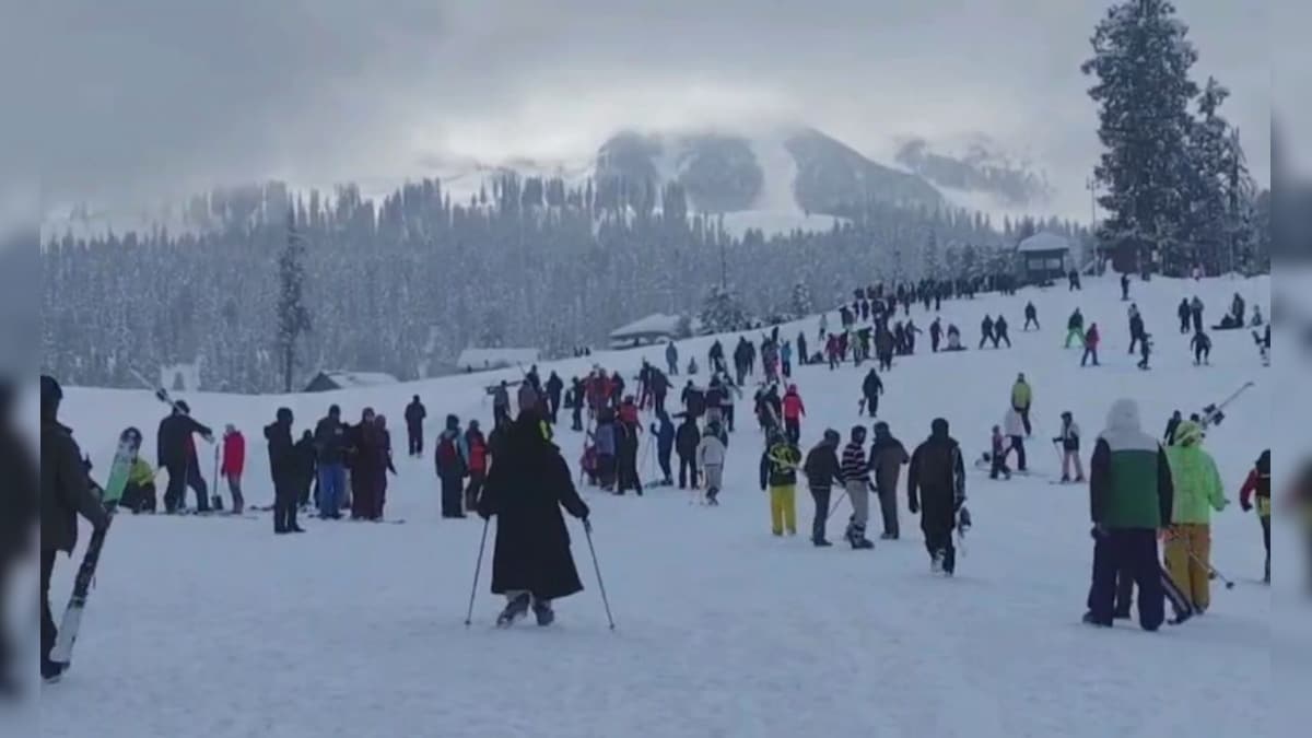 गुलमर्ग में बिछी सफेद चांदी! ताजा बर्फबारी के बाद उमड़ा सैलानियों का हुजूम, देखिए जन्नत का नजारा