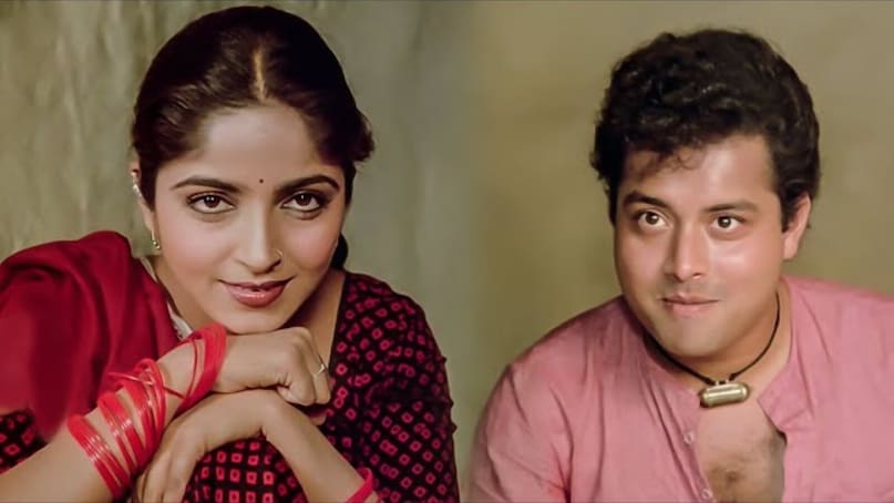 Her performance is still discussed, her songs still loved, but her life today remains a mystery for many. The actress in question is Sadhana Singh, who played Gunja opposite Sachin Pilgaonkar in the 1982 cult classic Nadiya Ke Paar. With her innocence, expressive eyes, and natural acting, she won millions of hearts across India. This film catapulted her to national fame almost instantly.