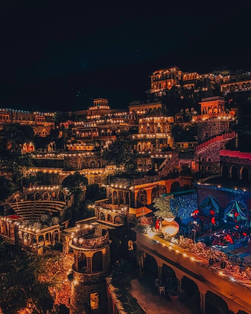 Neemrana Fort-Palace, Rajasthan: Just a three-hour drive from Delhi, this 15th-century heritage hotel offers a royal experience. Couples can enjoy sunset views from hanging gardens, indulge in Ayurvedic spa treatments, or try zip-lining. Its historic charm and candlelight dinners make it incredibly romantic.