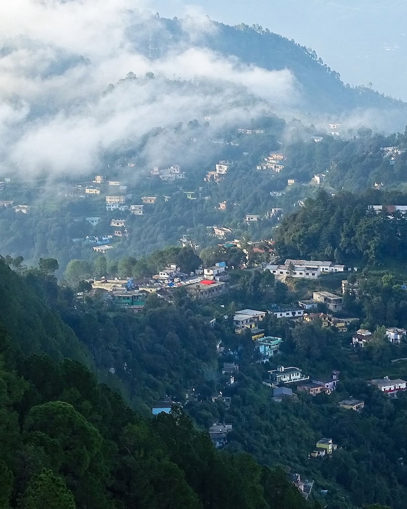 Lansdowne, Uttarakhand: For couples seeking quietude, Lansdowne is an underrated gem. Surrounded by thick oak and pine forests, this peaceful hill station offers misty walks and scenic viewpoints like Tip-n-Top. It’s perfect for those who want to avoid crowded tourist spots.