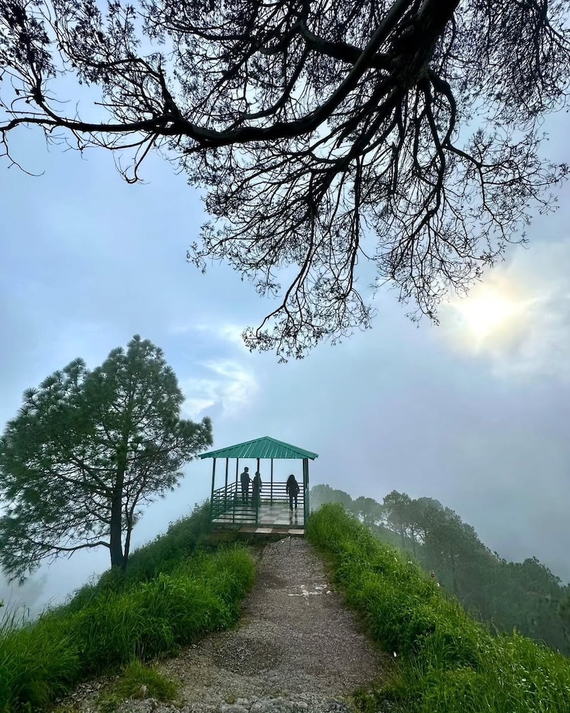 Kasauli, Himachal Pradesh: This colonial-era town is famous for its cobblestone paths and "Gilbert Trail." The chilly February weather is perfect for cozying up in a boutique cottage. Watching the sunset from Manki Point provides a breathtaking view of the Himalayan foothills.