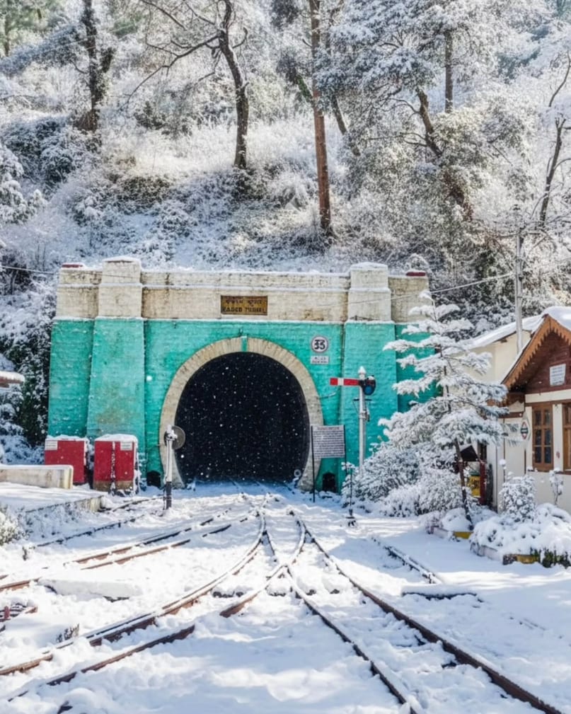 Barog, Himachal Pradesh: A quiet stop on the Kalka-Shimla highway, Barog is famous for its charming, colonial-era railway station. You can enjoy the mountain air without the bustle of Shimla. Spend your day walking along the pine-shaded tracks or exploring the mysterious "Barog Tunnel" together.