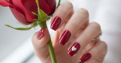 वैलेंटाइन डे डेट नाइट के लिए 8 रोमांटिक नेल आर्ट लुक्स, दें अपने नाखूनों को खास टच.