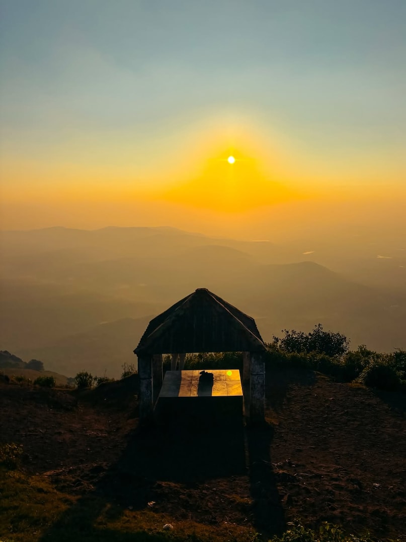 Nandi Hills: Ideal for a quick sunrise getaway, Nandi Hills offers spectacular views of clouds rolling over the valley. After the early morning mist clears, couples can visit the historic Bhoga Nandeeshwara Temple or enjoy a sophisticated wine-tasting session at nearby vineyards.
