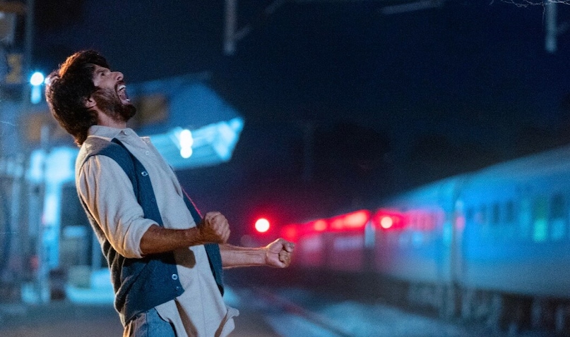 भावनात्मक गहराई के बावजूद, फिल्म की कुल कमाई 19.68 करोड़ रुपए रही और इसे 'डिजास्टर' करार दिया गया. हालांकि जर्सी के गानों को काफी पसंद किया गया था. आज भी ये गाने सोशल मीडिया पर काफी ट्रेंड करते हैं.