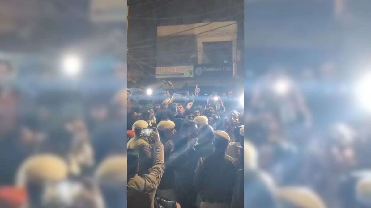 'ब्राह्मणवाद जिंदाबाद', थाने के बाहर लड़कियों ने लगाए नारे, डीयू में UGC को लेकर मचे बवाल का वीडियो