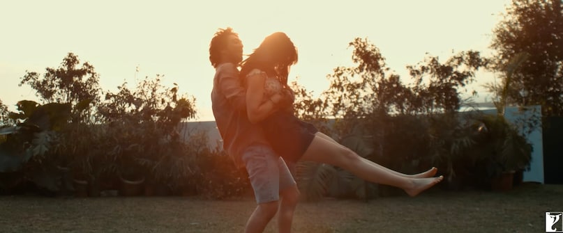 Saiyaara (Saiyaara): The title track of this 2025 film is described as "poetry in motion." Filled with deep longing and hope, the melody lingers long after it ends, beautifully capturing the soft ache of a love that transcends physical distances and time.