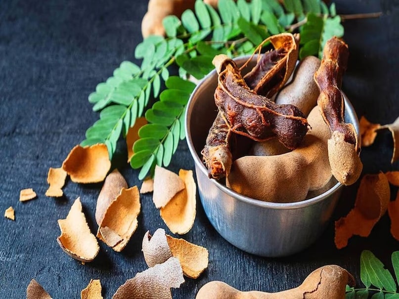 অত্যধিক ফ্লোরাইড খাওয়া, পানি বা অন্যান্য উত্সের মাধ্যমে অতিরিক্ত ফ্লোরাইড খাওয়া শরীরের উপর বিরূপ প্রভাব ফেলতে পারে। ফ্লুরোসিস হতে পারে। এটি একটি প্রধান স্বাস্থ্য সমস্যা, বিশেষ করে শিশুদের মধ্যে। অতিরিক্ত ফ্লোরাইডের পরিমাণ কমাতে বিশেষজ্ঞরা প্রতিদিন দশ গ্রাম ফ্লোরাইড খাওয়ার পরামর্শ দেন।