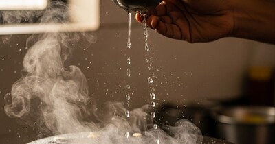 धीमी आंच: बैटर फैलाते समय आंच धीमी रखें और फैलाने के बाद उसे मीडियम से हाई फ्लेम पर पकाएं.