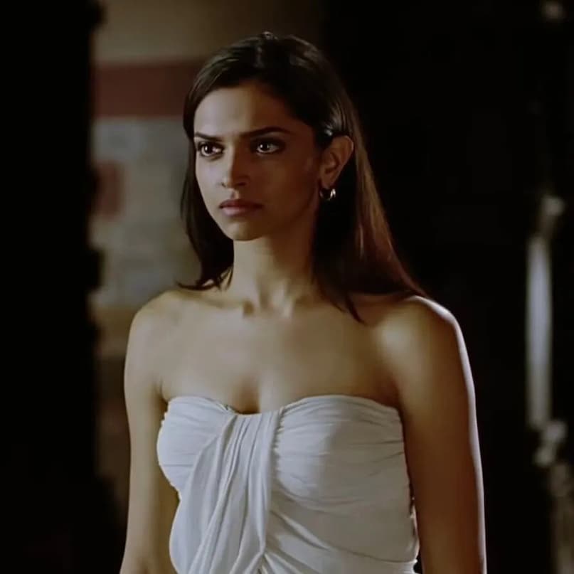 The White Lotus की खासियत इसकी कहानियां हैं, जो लग्जरी रिसॉर्ट्स की बैकग्राउंड में सत्ता, विशेषाधिकार और मानवीय जटिलताओं जैसे विषयों को सामने लाती हैं. हर सीजन में नई लोकेशन और नई कास्ट होती है. पहले के सीजन हवाई और सिसिली जैसे स्थानों पर फिल्माए गए थे, जबकि रिपोर्ट्स के अनुसार चौथे सीजन की शूटिंग फ्रांस के सेंट-ट्रोपेज में हो रही है. The White Lotus की खासियत इसकी कहानियां हैं, जो लग्जरी रिसॉर्ट्स की बैकग्राउंड में सत्ता, विशेषाधिकार और मानवीय जटिलताओं जैसे विषयों को सामने लाती हैं. हर सीजन में नई लोकेशन और नई कास्ट होती है. पहले के सीजन हवाई और सिसिली जैसे स्थानों पर फिल्माए गए थे, जबकि रिपोर्ट्स के अनुसार चौथे सीजन की शूटिंग फ्रांस के सेंट-ट्रोपेज में हो रही है.