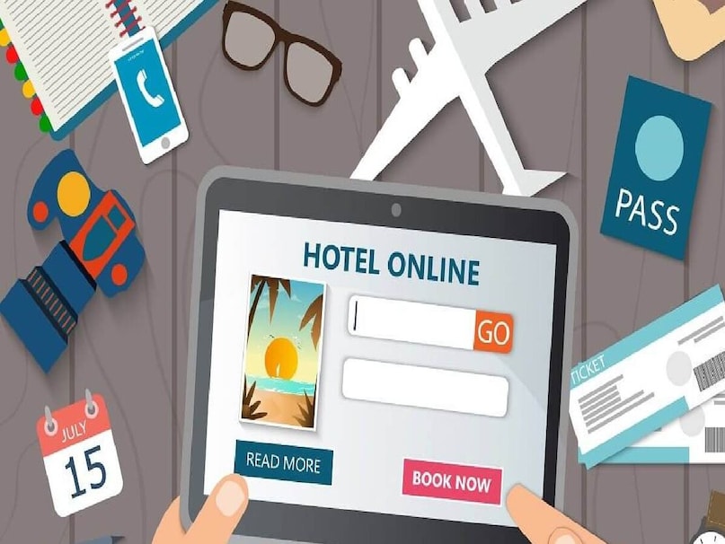 হোটেলের নিজস্ব ওয়েবসাইট ও অনলাইন বুকিং পোর্টালে দেওয়া থাকে ঝাঁ-চকচকে এবং সবথেকে ভাল ছবিগুলো। তা সে হোটেলের ঘর হোক কী খাবারের ছবি বা হোটেলের ঘর থেকে দেখা যাওয়া দৃশ্য...মাথাতে রাখবেন, সব ক্ষেত্রেই থাকে লেন্সের কারসাজি। অনেককিছুই লুকানো থাকে ছবিতে। কাজেই, হোটেলের নিজস্ব ওয়েবসাইট ও অনলাইন বুকিং পোর্টালে দেওয়া ছবির উপর সম্পূর্ণ আস্থা রাখবেন না। সাধারণ পর্যটকদের আপলোড করা ছবিগুলো দেখুন, রিভিউ পড়ুন। সেখান থেকেই হোটেলের ঘর, শৌচাগার সম্পর্কে আসল ধারণা পাবেন। 