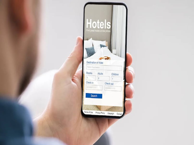 বেশিরভাগ সময়ে সবথেকে কম দামে যে-ঘর মিলছে পর্যটকেরা সেটিকেই বেছে নেন। বিস্তারিত খুঁটিয়ে দেখেন না। ঘর বুক করার পর বাতিল করার পলিসি, চেক-ইন/চেক-আউট-এর সময়, ব্রেকফাস্ট রয়েছে কি না, রিসর্ট ফি... এইসব বিস্তারিত তথ্য খতিয়ে দেখেন না। কাজেই বুকিং পলিসি খুব ভাল করে পড়ে নিন। জেনে নিন ঘর ভাড়ার মত্যে কী কী পরিষেবা অন্তর্ভুক্ত রয়েছে।