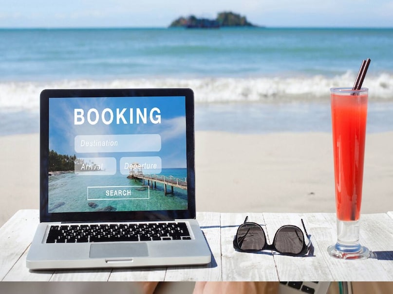 ইন্টারনেটে শুধু রেটিং দেখবেন না, মন্তব্যগুলি পড়ুন। অনেক সময় ভুয়া রিভিউ থাকে। তাই সাম্প্রতিক সময়ের অন্তত ৫-১০টি নেতিবাচক ও ইতিবাচক রিভিউ পড়ে নিজের বিচারবুদ্ধি দিয়ে সিদ্ধান্ত নিন। বুকিং কনফার্ম করার আগে ছোট অক্ষরে লেখা শর্তগুলি এড়িয়ে যাবেন না। বাতিল করার নীতি বা রিফান্ড সংক্রান্ত নিয়ম জানা না থাকলে পরে বড় আর্থিক ক্ষতির মুখে পড়তে পারেন।