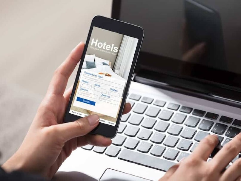 প্রথম যে সাইটে সস্তায় ঘর পাচ্ছেন, সেখানেই বুক করবেন না। অন্তত দুই-তিনটি পরিচিত ওয়েবসাইট এবং হোটেলের নিজস্ব পোর্টালের দাম তুলনা করে দেখে নিন।