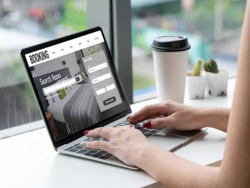 বড় অঙ্কের লেনদেনের ক্ষেত্রে ক্রেডিট কার্ড ব্যবহার করা বেশি নিরাপদ। এতে জালিয়াতি হলে টাকা ফেরত পাওয়ার বা ট্রানজ্যাকশন ব্লক করার সুবিধা থাকে, যা অনেক সময় ডেবিট কার্ডে পাওয়া যায় না।