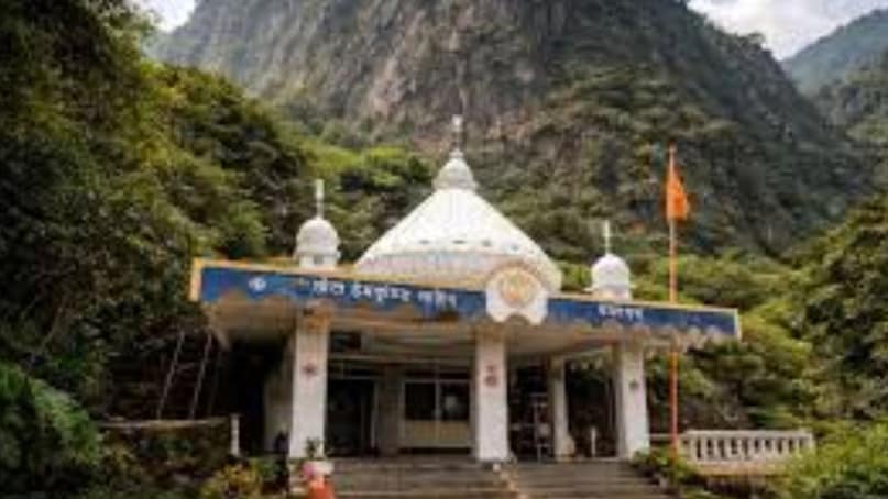 Known as Gurudwara Chhota Hemkund Sahib, this small yet special Gurdwara is built inside a large cave beneath a towering rock face. It stands behind Tikona Fort, surrounded by the rugged beauty of the Sahyadri hills. Unlike city gurdwaras that shine brightly in busy markets, this one almost blends into the mountain. From a distance, it feels as if the rock itself is protecting the shrine. 