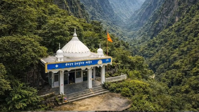 Despite its beauty, the shrine remains relatively unknown and is not part of mainstream tourist circuits. Over time, a few travellers have shared their visits on social media, calling it a hidden gem. Photographs show the Gurdwara framed by greenery during the monsoon, with water trickling down nearby rocks and clouds floating low over the hills.