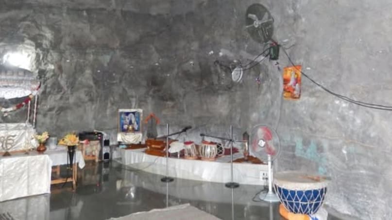 Inside, the atmosphere feels calm and grounding. The sound of prayers echoes softly within the cave walls. Surrounded by nature, the place reflects the Sikh belief that Waheguru is present everywhere, especially in the natural world. For many devotees, visiting this shrine is more than a short trip. It becomes a personal spiritual moment where noise fades away and silence takes over.