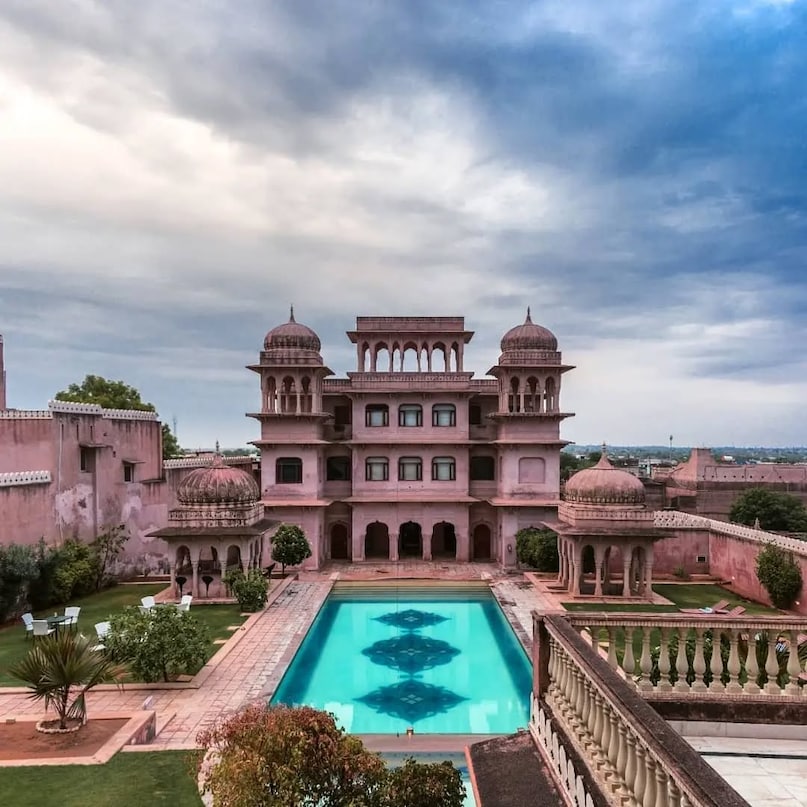 Mandawa: Located in the Shekhawati region, Mandawa is famous for its massive havelis covered in vibrant 18th-century frescoes. Walking through this town feels like touring a giant museum. The cool February weather makes exploring these "painted" merchant streets an absolute delight.